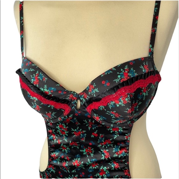Jezebel Red and Black Floral Lingerie Set - Picture 3 of 14